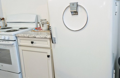 Jim Thorpe Apartment | Vintage Charm Studio: Unique Retreat on the East Side