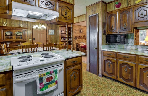 Chipley House | Vintage Chipley Getaway on Large Private Property