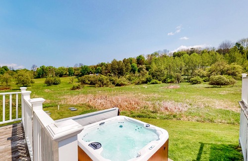 Waterbury Center Apartment | Vintage farmhouse studio with on-site hot tub - near year-round recreation