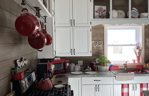 Ottumwa House | Vintage Farmhouse with Parking right in the City! Family Friendly, Fenced Yard.