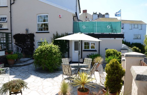 Hele Apartment | Vintage Furnished Garden Apartment, Pets Welcome! BBQ on Large Patio & Seaviews!