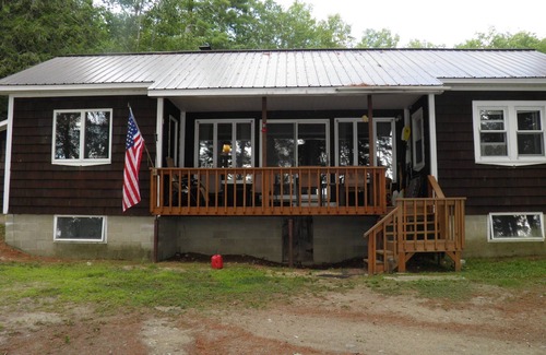 Livermore Cottage | Vintage Rustic Cottage on Brettun’s Pond, boat accessible, PET FRIENDLY!