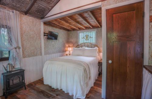 Pine City Cabin | Vintage Wild West Tiny Hotel in the Woods!
