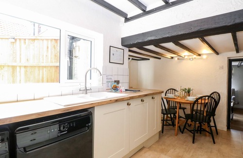 Freethorpe House | VINTNER'S COTTAGE, pet friendly, character holiday cottage in Reedham