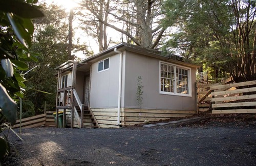 Emerald Cottage | Violet's Cottage, 5 Minute Walk to the Heart of Emerald and Puffing Billy!