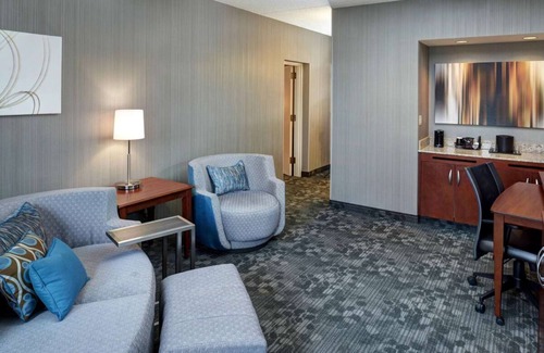 Brookfield House | Visit Milwaukee County Zoo! 2 Modern Units, Indoor Pool, Pet-friendly Property!