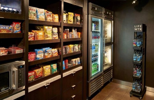 Brookfield House | Visit Milwaukee County Zoo! 2 Modern Units, Indoor Pool, Pet-friendly Property!