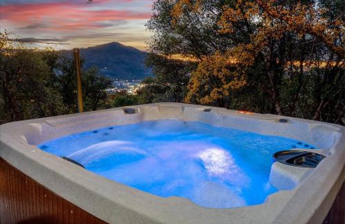 Oakhurst House | Vista Haven with stunning views/hot tub/mini golf!