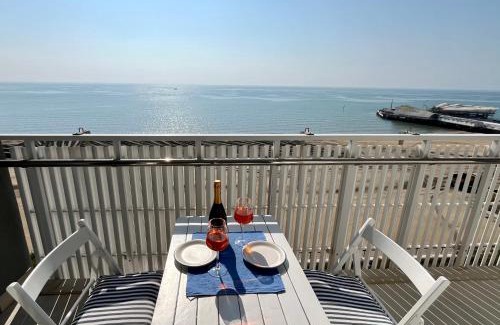 Lignano Sabbiadoro Apartment | Vista mare a 10m dalla spiaggia, 8 piano e parcheggio privato