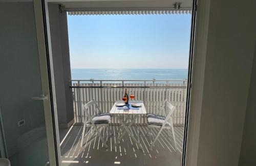 Lignano Sabbiadoro Apartment | Vista mare a 10m dalla spiaggia, 8 piano e parcheggio privato