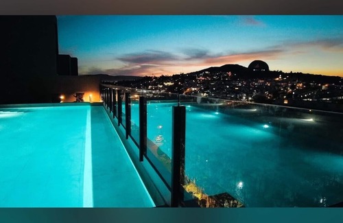 San Pedro Tlaquepaque Apartment | Vista Vibes Modern Apt + Rooftop Pool in GDL