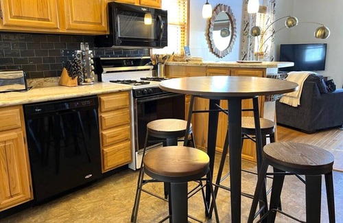 Eagle Mountain Cabin | Vistaview Chalet! Gorgeous Mississippi River view with year-round HOT TUB!