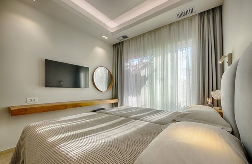 Agios Georgios Pagon Apartment | Vistonia Apartment 4 - right on the beach with sea views