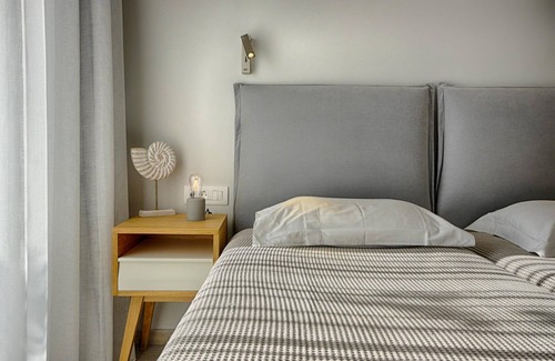 Agios Georgios Pagon Apartment | Vistonia Apartment 4 - right on the beach with sea views