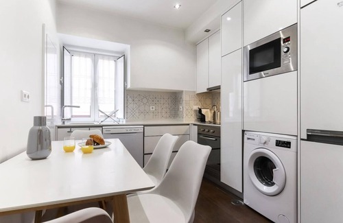 Santa Isabel Apartment | Vita Portucale | Campo Ourique Design w/Balcony