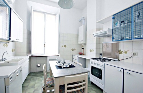 Rione VI Parione Apartment | Vittorio Emanuele, Bright 1 Br Flat By Halldis