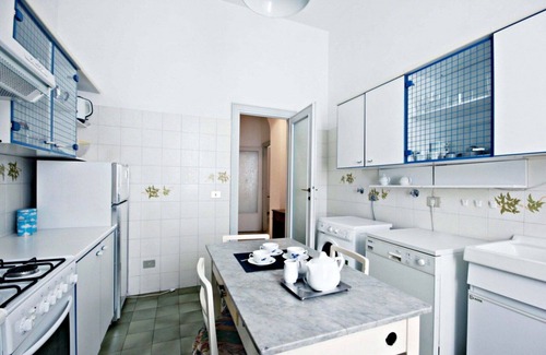 Rione VI Parione Apartment | Vittorio Emanuele, Bright 1 Br Flat By Halldis