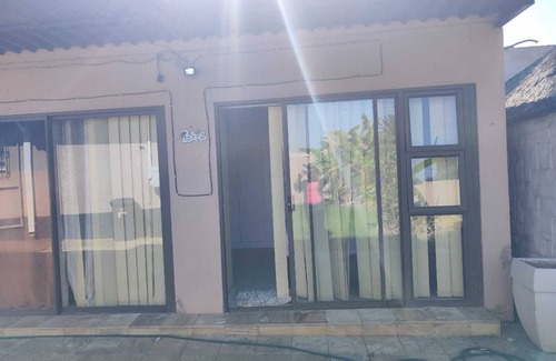 Greater Johannesburg Metropolitan Area Cottage | Vocational cottage in roseacres for tourists and adventurers. Stay with families