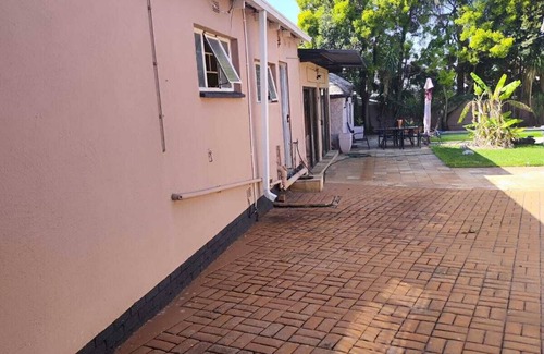Greater Johannesburg Metropolitan Area Cottage | Vocational cottage in roseacres for tourists and adventurers. Stay with families