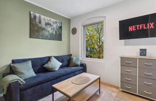 Eichwalde Apartment | Vorstadtoase - 3 Personen - Apartment mit Queensize-Bett, Badewanne, Schlafcouch, Parken, Netflix, Nähe BER