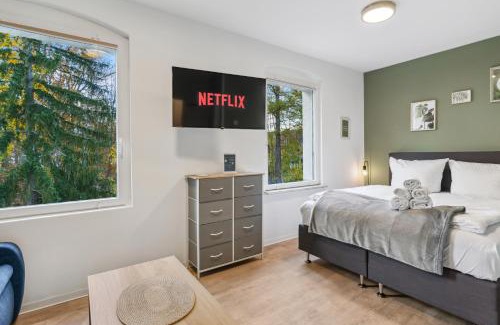 Eichwalde Apartment | Vorstadtoase - 3 Personen - Apartment mit Queensize-Bett, Badewanne, Schlafcouch, Parken, Netflix, Nähe BER