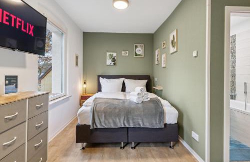 Eichwalde Apartment | Vorstadtoase - 3 Personen - Apartment mit Queensize-Bett, Badewanne, Schlafcouch, Parken, Netflix, Nähe BER