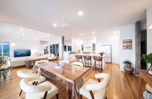 Shute Harbour House | 'Vue de Bleu' Luxury Whitsunday Retreat