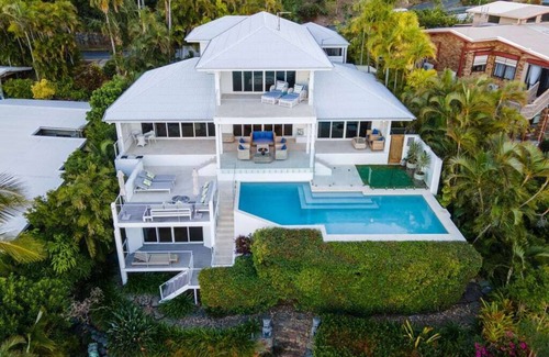 Shute Harbour House | 'Vue de Bleu' Luxury Whitsunday Retreat