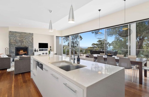 Lorne House | Vue De Mer - Stunning and specious in the treetops