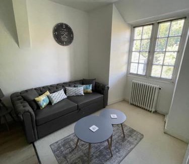 Excideuil Bed & Breakfast | Vue du Chateau Gite Studio