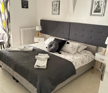 Excideuil Bed & Breakfast | Vue du Chateau Gite Studio