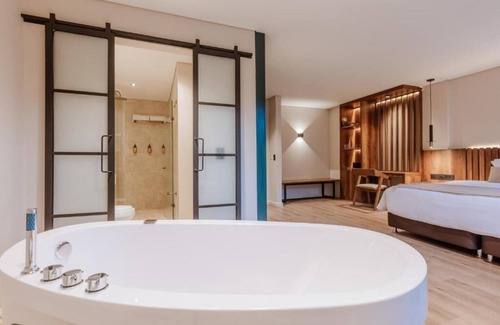 Las Lomas I House | w* | Dashing Loft w/City View