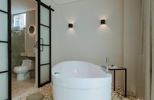 El Poblado House | w* | Deluxe Loft with Mountain Views and Bathtub