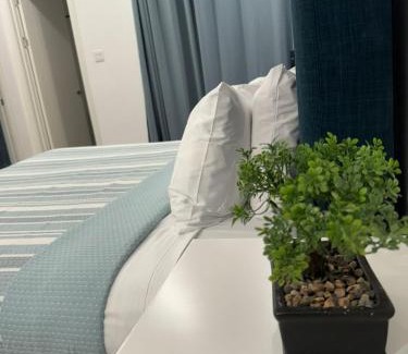 Beverly Hills Apartment | W39 Comfort Suites - Kingston - pool