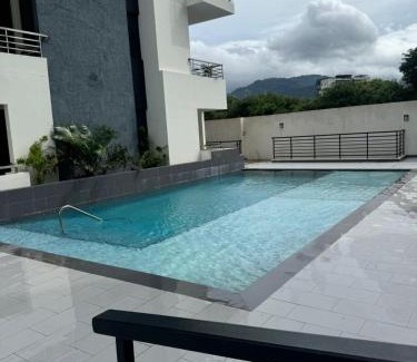 Beverly Hills Apartment | W39 Comfort Suites - Kingston - pool