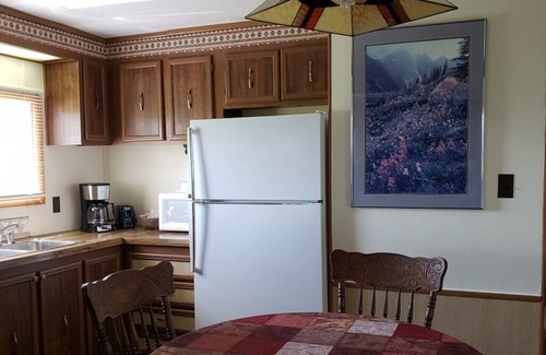 Babb House | Wagon Wheel Home - Majestic Mountain Views - 15 Minutes to Glacier East Entrance