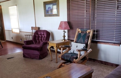 Babb House | Wagon Wheel Home - Majestic Mountain Views - 15 Minutes to Glacier East Entrance