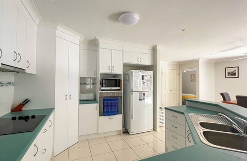 Toogoom House | Wags On The Beach - Toogoom - Beachfront- 4BR-Aircon- Pets OK