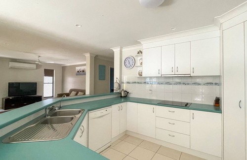 Toogoom House | Wags On The Beach - Toogoom - Beachfront- 4BR-Aircon- Pets OK