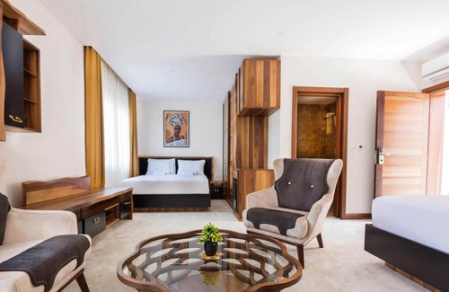 Tomicici House | Waikiki Apartments