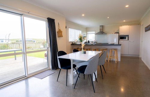 Waverley House | Waipipi Beach Retreat -nSunsets in the hot tub and strolls on the beach.