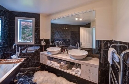 Te Kuiti Other | Waitomo Boutique Lodge has everything - Stunning 360' Views, Luxury and comfort.