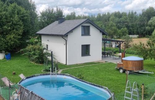 Myszkow House | Wakacje na Jurze Dom z Basenem, Agroturystyka "Banderoza u Bolka" Na Szlaku Orlich Gniazd