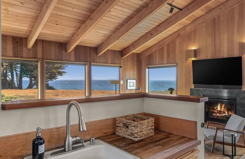 Sea Ranch House | Wake to whales | Savor sunsets | Unwind in style