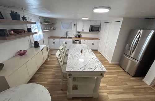 West Salem House | Wake up to Sunshine: Charming 3-bedroom house with AC, WiFi in lovely West Salem