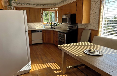 West Salem House | Wake up to Sunshine: Charming 3-bedroom house with AC, WiFi in lovely West Salem