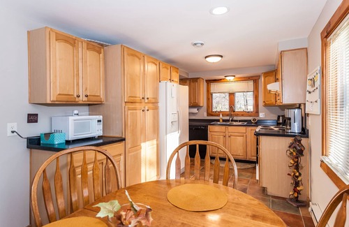 Stewartville House | "Walden Pond" Adventure Amidst 44 Private Acres