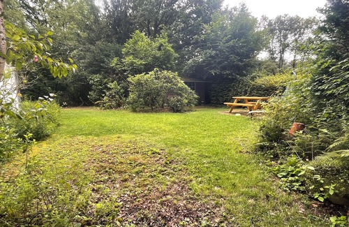 Remscheid House | Waldhaus - Central and family-friendly with a large fenced garden.