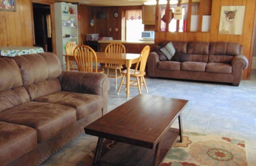 Concan Cabin | Walk 2 River & Entertainment & Hippie Chicks, River Road, Heart of Concan!