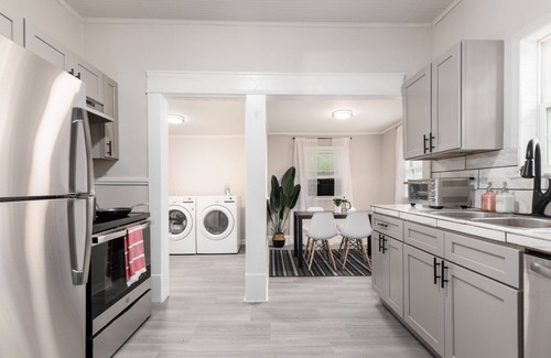 High Point House | 💎 Walk Downtown, 4min HPU, FENCED YARD, SMART TVs 💎